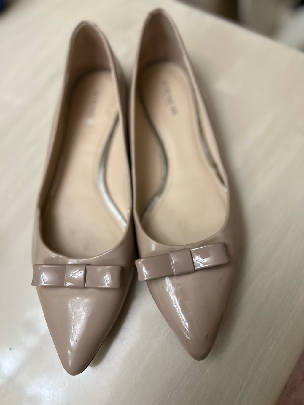 Coach Beige Pointed-Toe Patent Leather Flats With Bow Size 8.5 B